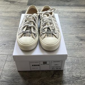 WALK'N'DIOR SNEAKER
Gray Stone Dior Oblique Embroidered Cotton